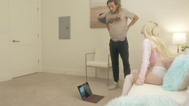 Превью Блондинка крутится на члене своего друга № 39573