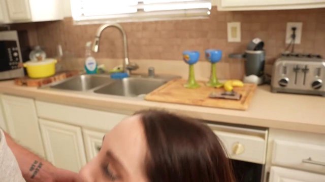 Девушка соблазнила парня и натрахалась с ним на кухне