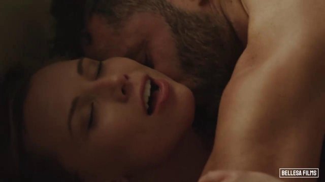 Мужчина завалил девушку на диван и как следует ее отжарил