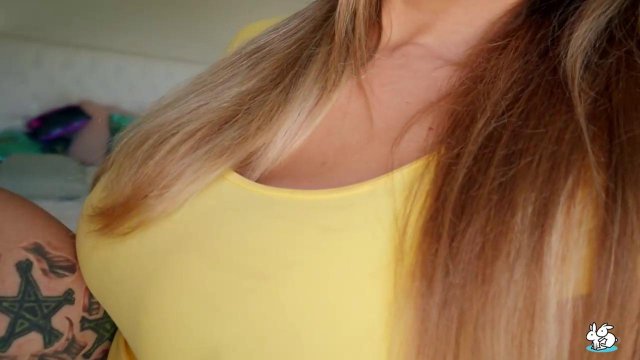 Превью Грудастая блондинка крутится на члене друга № 39622