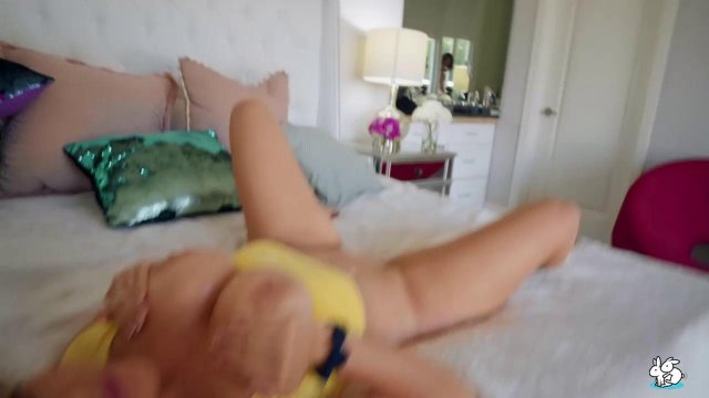 Превью Грудастая блондинка крутится на члене друга № 39622