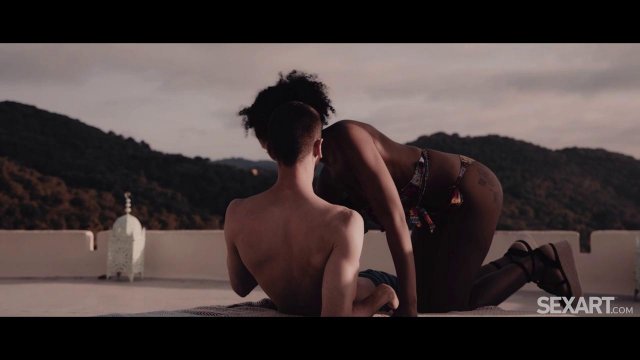 Страстный секс с горячей чернокожей любовнией