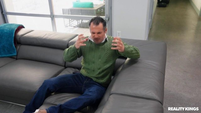 Папаша ебет дочку и подругу в ажурных трусиках