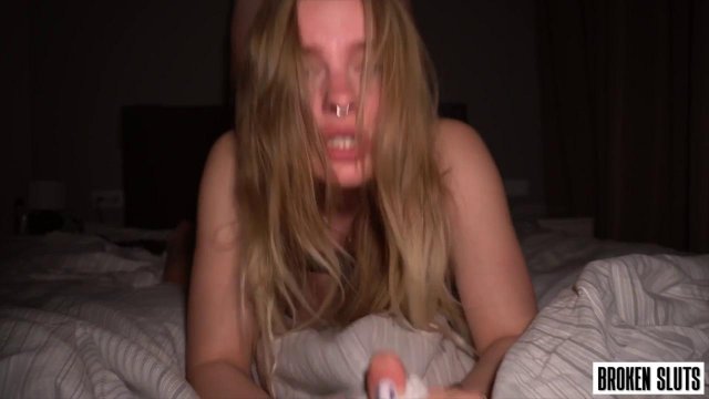Превью Сучка с пирсингом в носу трахается перед сном № 42368