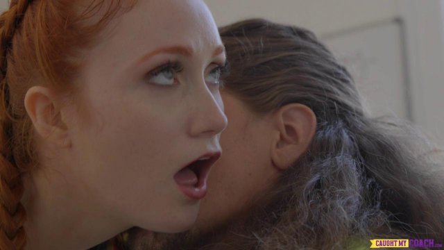 Превью Рыжая телка орет на длинном члене в киске № 42373