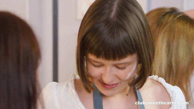 Превью Лесбийская групповуха подруг на кухне № 42380