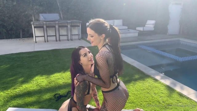 Превью Горячие лесби в колготках трахаются на улице № 42413