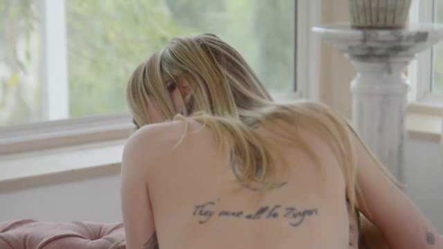 Превью Телку заводят поцелуи друга и она просит секса № 42423