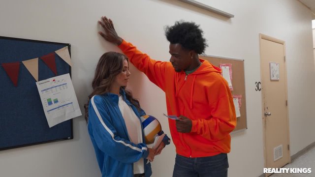 Превью Не зря она в общагу поселилась № 44854