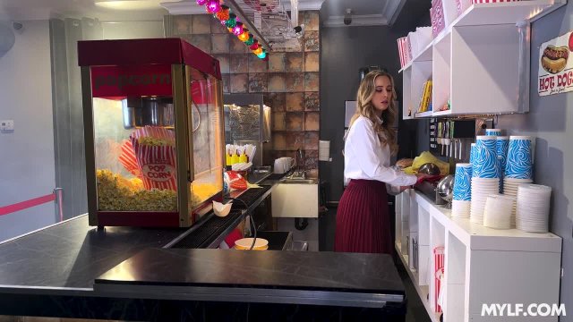 Превью Самый горяченький вечерний сеанс в кинотеатре № 47100